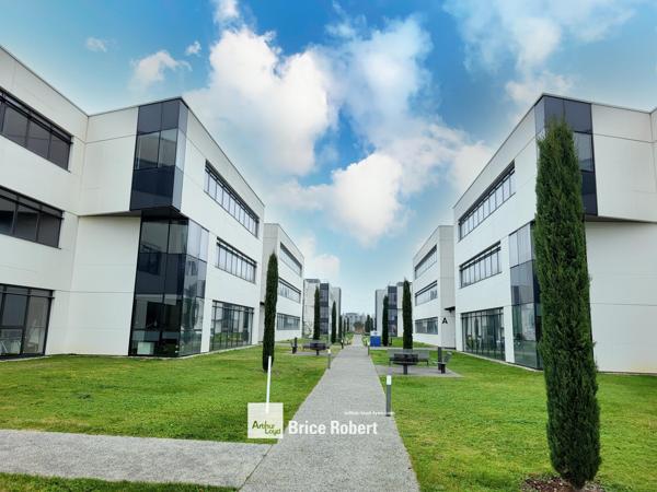 Bureaux à louer à Saint-Priest dans parc avec accès tramway et parking