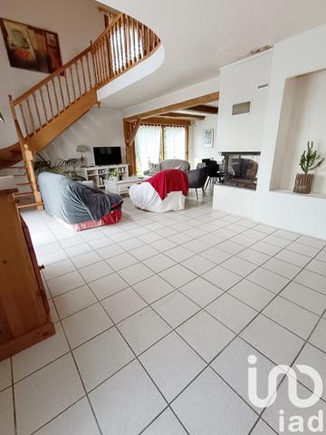 Maison traditionnelle 6 pièces de 165 m² à Plaintel (22940)