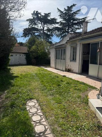 PROCHE CENTRE VILLE, MAISON AVEC JARDIN ET DEPENDANCES