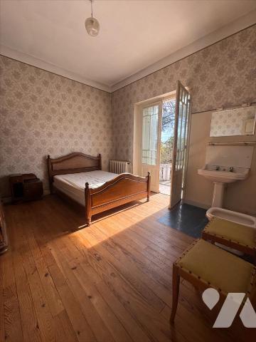 PROCHE CENTRE VILLE, MAISON AVEC JARDIN ET DEPENDANCES