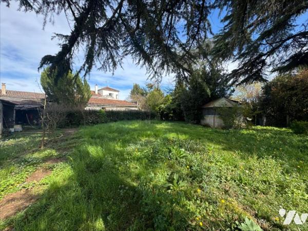 PROCHE CENTRE VILLE, MAISON AVEC JARDIN ET DEPENDANCES