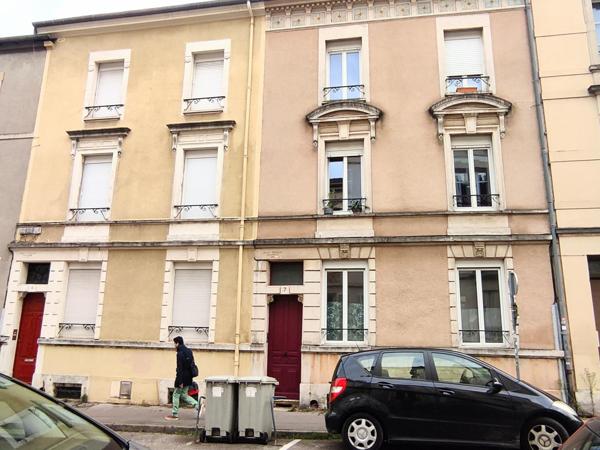 Idéal investisseur, ce bel immeuble sur 4 niveaux comprenant 3 appartements loués en plein coeur de Nancy