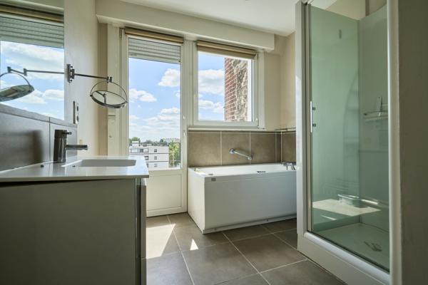 Appartement
         5 pièces
        - 153 m² 388 000 € *