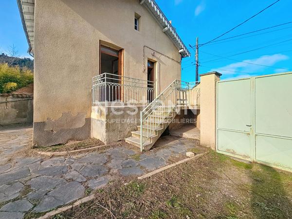 Maison à rénover sur terrain clos de mur de 470 m². dans centre BAS EN BASSET