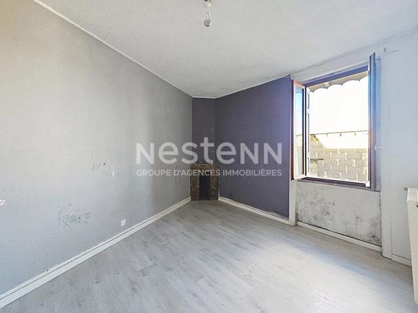 Maison à rénover sur terrain clos de mur de 470 m². dans centre BAS EN BASSET