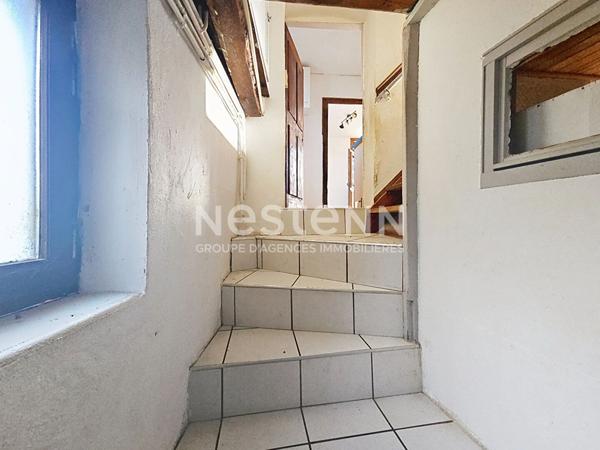 Maison à rénover sur terrain clos de mur de 470 m². dans centre BAS EN BASSET