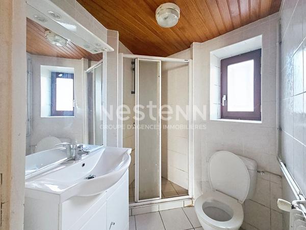 Maison à rénover sur terrain clos de mur de 470 m². dans centre BAS EN BASSET