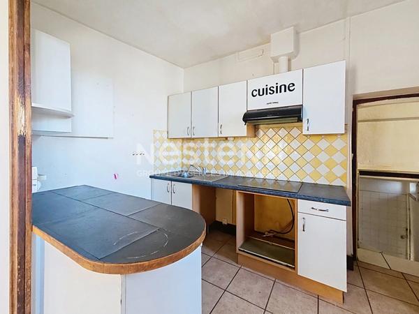 Maison à rénover sur terrain clos de mur de 470 m². dans centre BAS EN BASSET