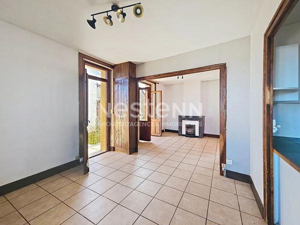 Maison à rénover sur terrain clos de mur de 470 m². dans centre BAS EN BASSET