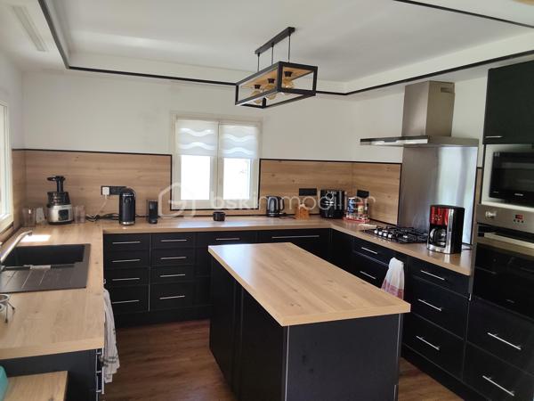 À la recherche d'un bien alliant espace, confort et tranquillité ? Cette belle maison individuelle de 149m2 habitables saura vous séduire dès les premiers instants.
Dès l'entrée, les volumes généreux offrent une atmosphère chaleureuse. Vous découvrirez une entrée, un vaste salon de 44m2, un séjour de 35m2 idéal pour recevoir famille et amis.
La cuisine entièrement aménagée et équipée de 24m2 est un véritable lieu de vie pour partager des moments de convivialité.
Le rez-de-chaussée propose également un espace bureau, une chambre climatisée avec un dressing, une salle de bain et un wc, permettant une vie de plain-pied très appréciable.
À l'étage, deux chambres confortables, une salle d'eau et un wc indépendant.
L'extérieur vous séduira par son terrain clos et arboré de 1935m2 où chacun trouvera son espace de détente. La piscine semi-enterrée promet d'agréables journées estivales.
Le garage de 53m2 répondra à vos besoins de stationnement, de rangement ou d'atelier.
Ce bien est entièrement équipé de double vitrage et volets roulants motorisés avec télécommande assurent un confort optimal au quotidien. 
Le Chauffage est au gaz, complété par un poêle à bois pour une ambiance chaleureuse.