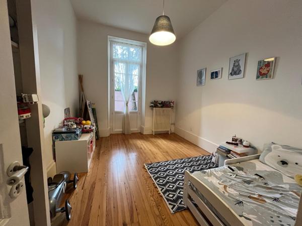 Proche centre, rénové à neuf avec cour extérieure