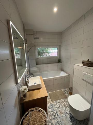 Proche centre, rénové à neuf avec cour extérieure