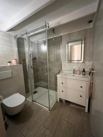 Proche centre, rénové à neuf avec cour extérieure