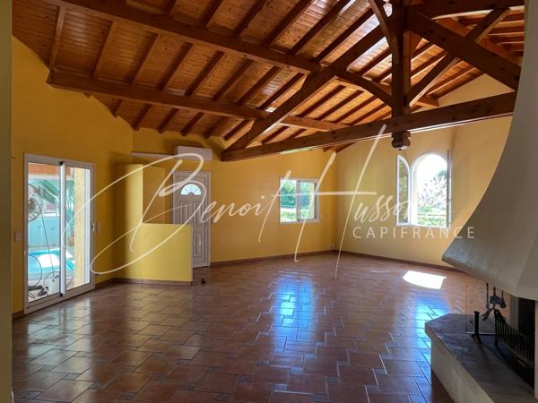 Maison T4 de 168m² de plain-pied avec piscine intérieure et sous-sol