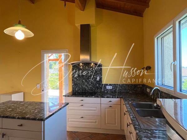 Maison T4 de 168m² de plain-pied avec piscine intérieure et sous-sol