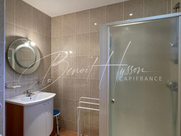 Maison T4 de 168m² de plain-pied avec piscine intérieure et sous-sol