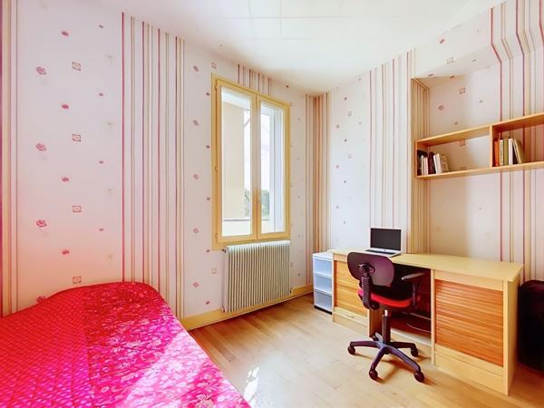 Maison de plain pied avec terrain, garage et combles aménageables à Villefranche sur Saône Villefranche sur saone