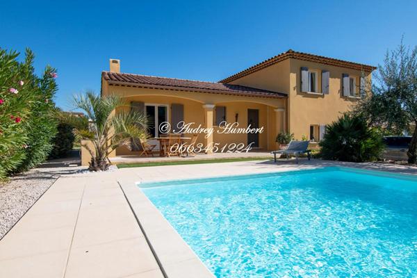 PIERREVERT, environnement paisible pour cette VILLA de 148 m² de bâti  avec piscine sur un joli terrain de 1000 m²