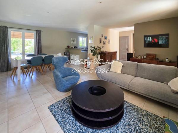 PIERREVERT, environnement paisible pour cette VILLA de 148 m² de bâti  avec piscine sur un joli terrain de 1000 m²