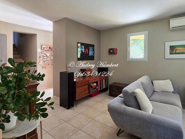 PIERREVERT, environnement paisible pour cette VILLA de 148 m² de bâti  avec piscine sur un joli terrain de 1000 m²