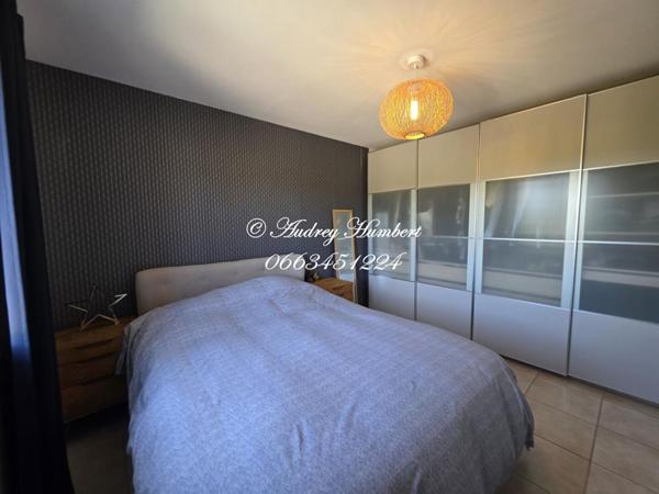 PIERREVERT, environnement paisible pour cette VILLA de 148 m² de bâti  avec piscine sur un joli terrain de 1000 m²