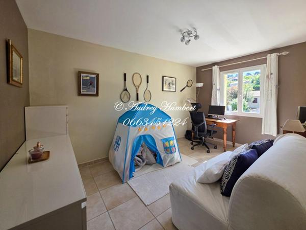 PIERREVERT, environnement paisible pour cette VILLA de 148 m² de bâti  avec piscine sur un joli terrain de 1000 m²