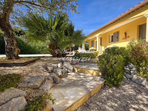 PIERREVERT, environnement paisible pour cette VILLA de 148 m² de bâti  avec piscine sur un joli terrain de 1000 m²