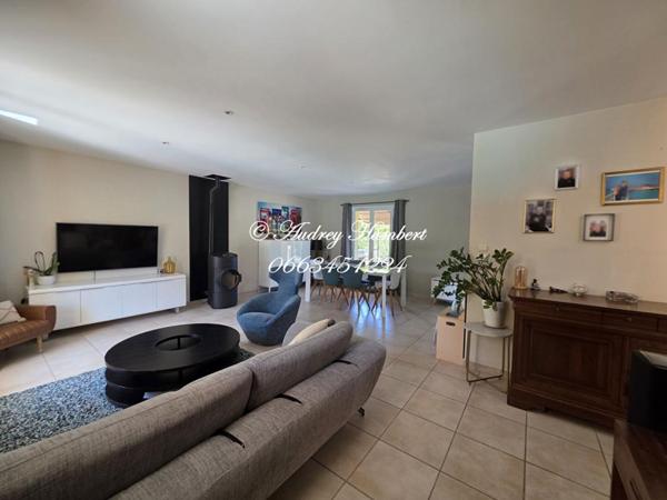 PIERREVERT, environnement paisible pour cette VILLA de 148 m² de bâti  avec piscine sur un joli terrain de 1000 m²