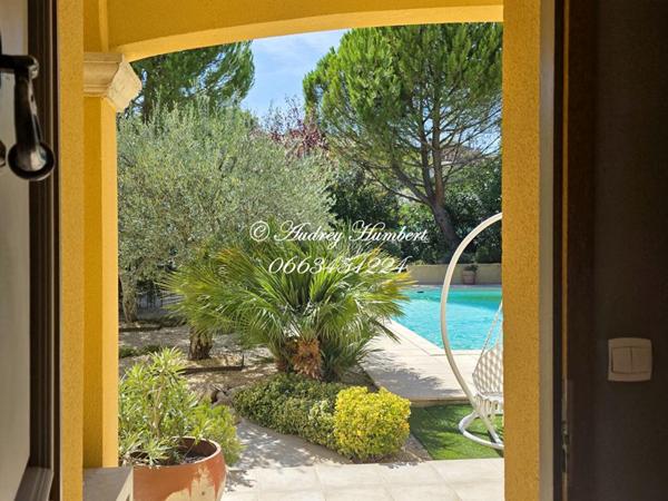 PIERREVERT, environnement paisible pour cette VILLA de 148 m² de bâti  avec piscine sur un joli terrain de 1000 m²