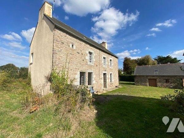 A Pléhédel maison en pierres à rénover avec ses dépendances et terrain. 
La maison se décompos...