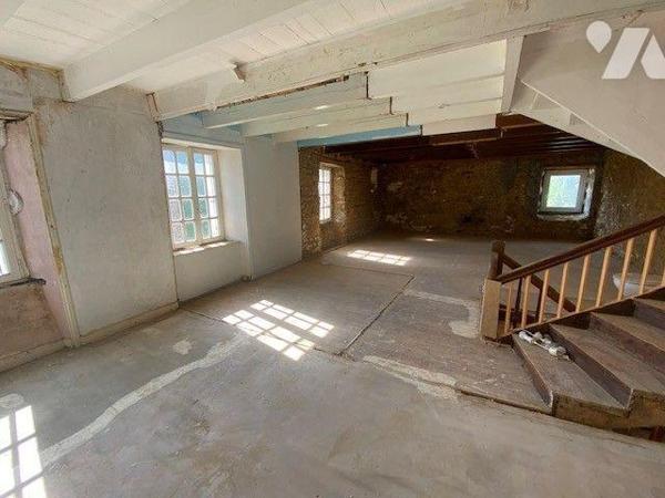 A Pléhédel maison en pierres à rénover avec ses dépendances et terrain. 
La maison se décompos...
