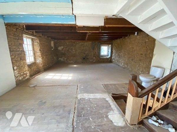 A Pléhédel maison en pierres à rénover avec ses dépendances et terrain. 
La maison se décompos...