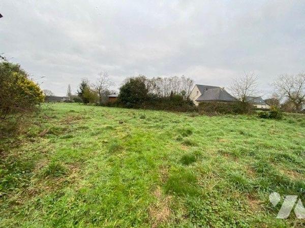 A Pléhédel maison en pierres à rénover avec ses dépendances et terrain. 
La maison se décompos...