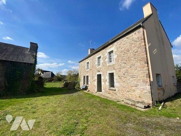 A Pléhédel maison en pierres à rénover avec ses dépendances et terrain. 
La maison se décompos...