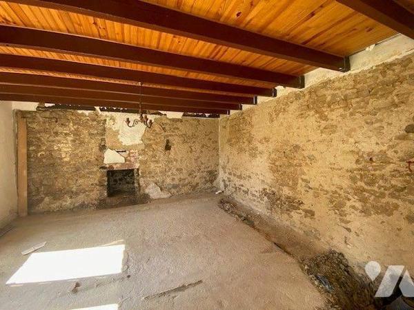 A Pléhédel maison en pierres à rénover avec ses dépendances et terrain. 
La maison se décompos...