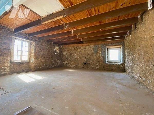 A Pléhédel maison en pierres à rénover avec ses dépendances et terrain. 
La maison se décompos...