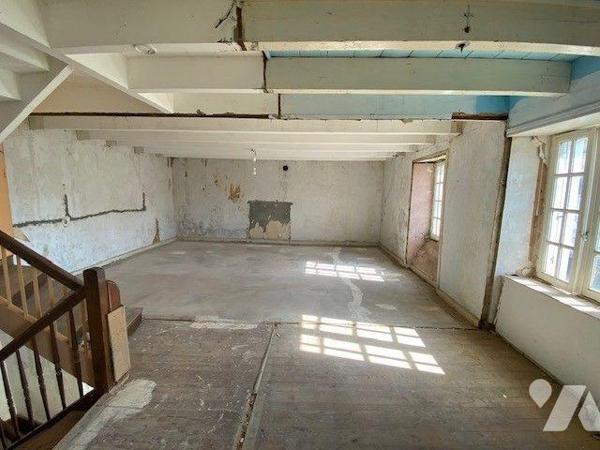 A Pléhédel maison en pierres à rénover avec ses dépendances et terrain. 
La maison se décompos...