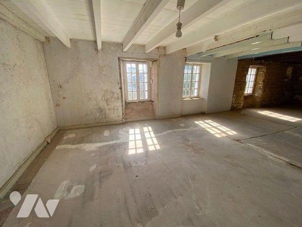 A Pléhédel maison en pierres à rénover avec ses dépendances et terrain. 
La maison se décompos...