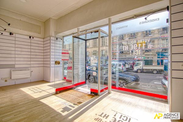 Versailles Saint-Louis Murs de boutique de 72m² 340 000 € **  - Référence  26281