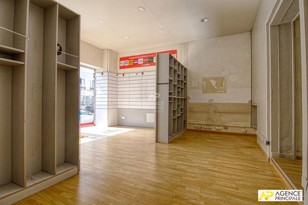 Versailles Saint-Louis Murs de boutique de 72m² 340 000 € **  - Référence  26281