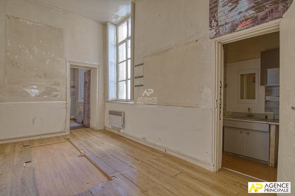 Versailles Saint-Louis Murs de boutique de 72m² 340 000 € **  - Référence  26281