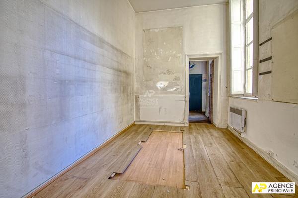 Versailles Saint-Louis Murs de boutique de 72m² 340 000 € **  - Référence  26281