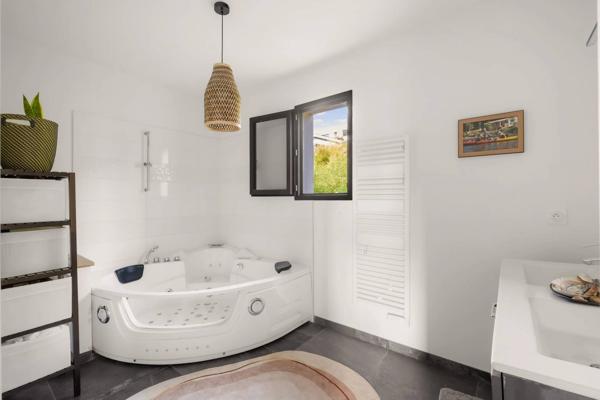Maison 175m2 - 900m2 de terrain - Piscine - Garage