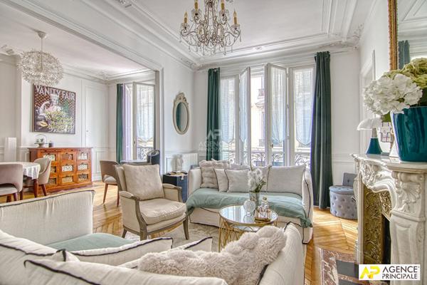 Versailles Notre-Dame Appartement 4 pièces 86 m² carrez situé au 1er étage avec ascenseur, chambre de service de 15m² carrez en supplément et cave €998 000 ** - Référence 27229