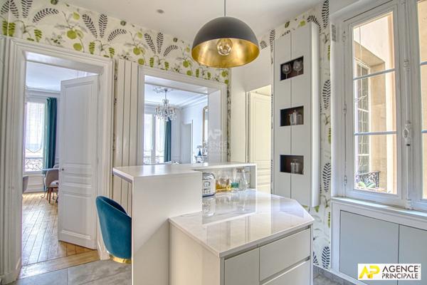 Versailles Notre-Dame Appartement 4 pièces 86 m² carrez situé au 1er étage avec ascenseur, chambre de service de 15m² carrez en supplément et cave €998 000 ** - Référence 27229