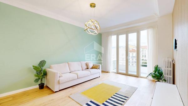 NICE - PLACE FRANKLIN : MAGNIFIQUE 3 PIÈCES TRAVERSANT AVEC BALCON