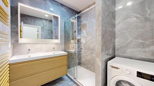 NICE - PLACE FRANKLIN : MAGNIFIQUE 3 PIÈCES TRAVERSANT AVEC BALCON