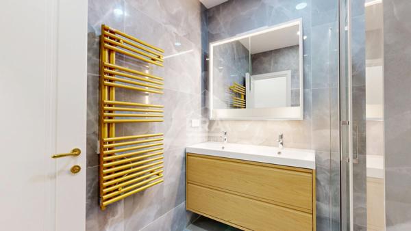 NICE - PLACE FRANKLIN : MAGNIFIQUE 3 PIÈCES TRAVERSANT AVEC BALCON