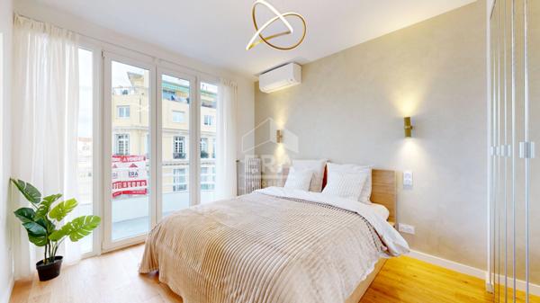 NICE - PLACE FRANKLIN : MAGNIFIQUE 3 PIÈCES TRAVERSANT AVEC BALCON