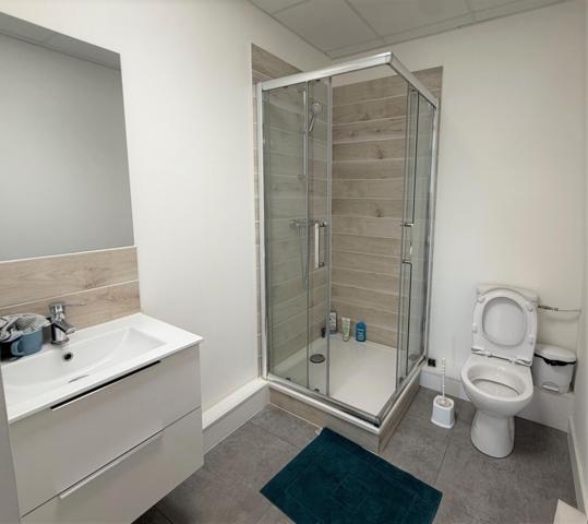 260 m² de bureaux climatisés et fonctionnel sur 2 étages. Disponible immédiatement